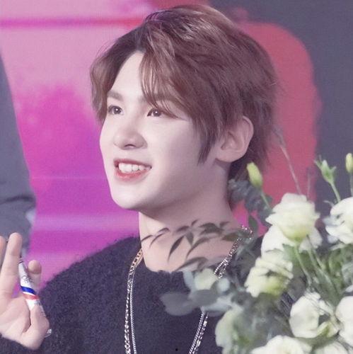 吃瓜娱乐黄明昊视频,带你领略明星幕后趣事