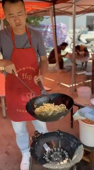 娱乐吃瓜酱摆摊视频,揭秘网红美食背后的故事