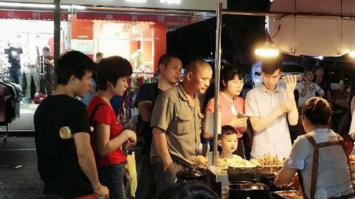 娱乐吃瓜酱摆摊视频,揭秘网红美食背后的故事